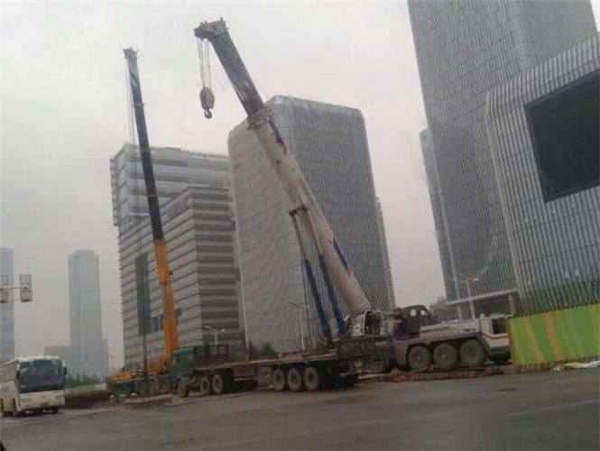 师宗县“自动找平”—— 吊车的 “平地神器” 技术
